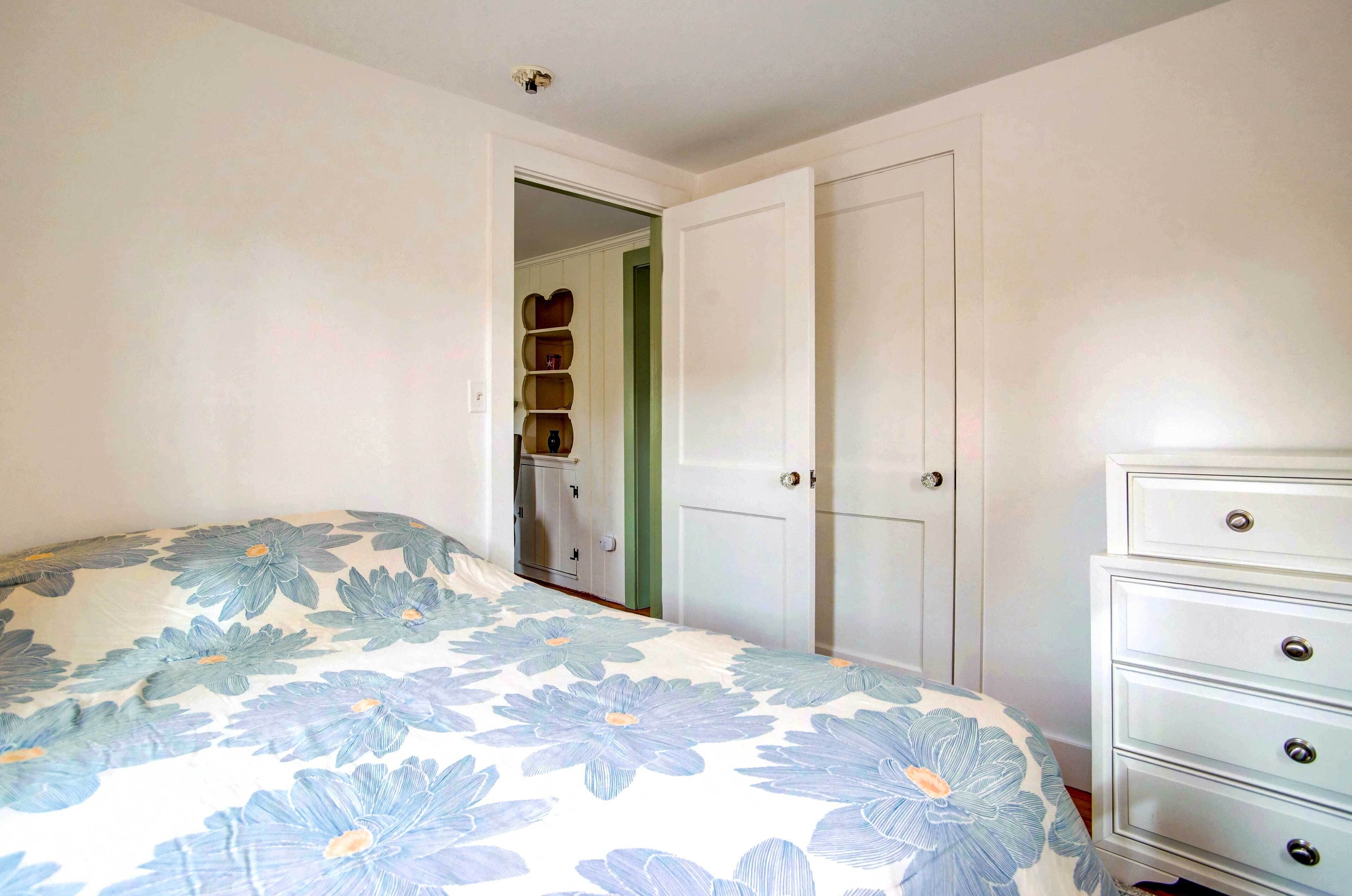 Ein Schlafzimmer mit einem Bett, einem Schminktisch und einem Kleiderschrank.