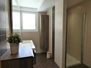 Douche, serviettes fournies