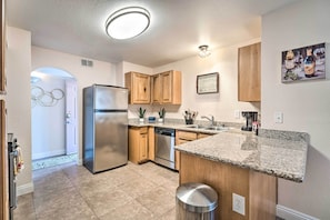 A modern kitchen with granite countertops, stainless steel appliances, wooden cabinets, and a built-in dishwasher. - Walkable Location! Las Vegas Apt: 11 Mi to Strip (Las Vegas)