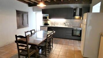 Micro-ondes, lave-vaisselle, chaise haute