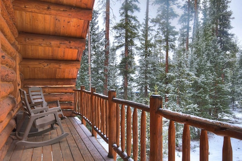8 Mi to Gondola: Cozy Breckenridge Cabin w/ Deck!