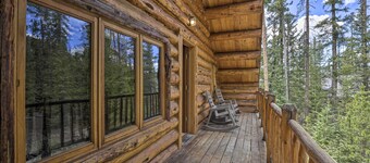 8 Mi to Gondola: Cozy Breckenridge Cabin w/ Deck!