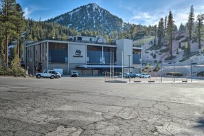 Apartment (2 Bedrooms) | Interior - Contemporary Mountain Retreat - Walk to Slopes! (Mammoth Lakes)