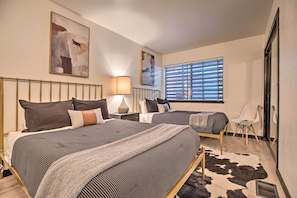 A hotel room with two beds, a large window with blinds, a lamp, and a cowhide rug. - Walk to Canyon Lodge! Resort-style Condo w/ Pool (Mammoth Lakes)