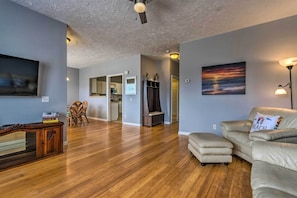 TV, books - Pet-friendly Pensacola Vacation Rental Home! (Pensacola)