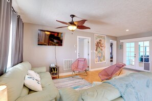House (3 Bedrooms) | Interior - Colorful Coastal Home w/ Pool, 6 Mi to Beach! (St. Petersburg)