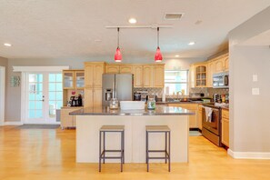 House (3 Bedrooms) | Interior - Colorful Coastal Home w/ Pool, 6 Mi to Beach! (St. Petersburg)