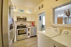 House (2 Bedrooms) | Interior - Walk to Dtwn Hot Springs: 'lazy Daze Bungalow' (Hot Springs)