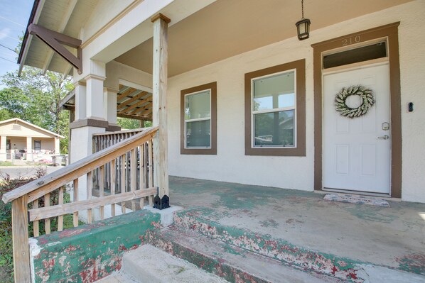 House (2 Bedrooms) | Interior - Walk to Dtwn Hot Springs: 'lazy Daze Bungalow' (Hot Springs)