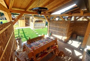 Outdoor dining - Cozy Alpine Apartment near Lake Bohinj,  Free Bikes & No Extra Fees (Bohinjska Bistrica)