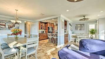 House (5 Bedrooms) | Interior