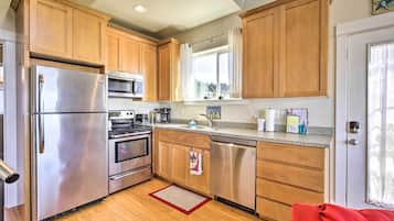 Cottage (2 Bedrooms) | Private kitchen | Microwave, oven, stovetop, dishwasher