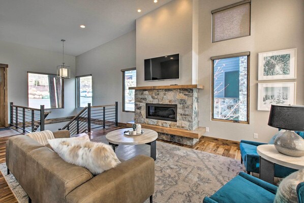 Apartment (4 Bedrooms) | Interior - Modern Townhome w/ Mtn Views < 7 Mi to Ski Resorts (Eden)