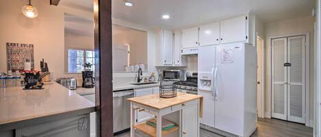 House (Multiple Bedrooms) | Private kitchen | Microwave, oven, stovetop, dishwasher