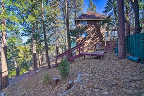 Property grounds - Relaxing Lake Arrowhead Home ~ 1 Mi to Lake! (Lake Arrowhead)