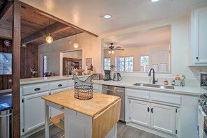 House (Multiple Bedrooms) | Private kitchen | Microwave, oven, stovetop, dishwasher - Relaxing Lake Arrowhead Home ~ 1 Mi to Lake! (Lake Arrowhead)