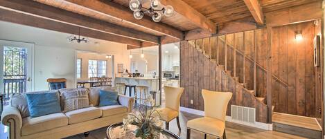 Huis (Multiple Bedrooms) | Woonruimte | Een televisie, een open haard, een tafeltennistafel en boeken