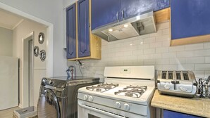 A kitchen with a gas stove, oven, and a toaster. - Springfield Vacation Rental: 1 Mi to Downtown (Springfield)