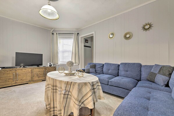 House (4 Bedrooms) | Living area | TV