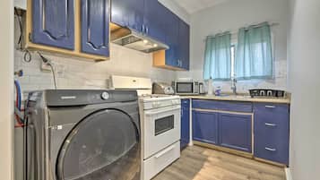 House (4 Bedrooms) | Private kitchen | Microwave, oven, stovetop, dishwasher