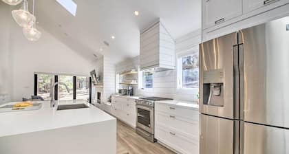 Half-mi to Big Bear Lake: Modern Home w/ Deck