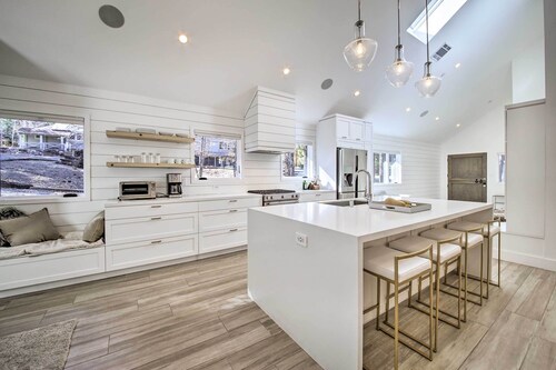 Half-mi to Big Bear Lake: Modern Home w/ Deck