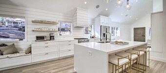 Half-mi to Big Bear Lake: Modern Home w/ Deck