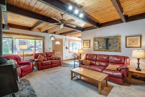 House (3 Bedrooms) | Interior - 11 Mi to Ski Resorts! Lake Tahoe Gem w/ Pool Table (South Lake Tahoe)