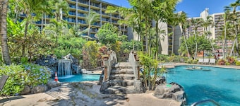 Cute Beachfront Condo w/ Lanai & Resort Pools