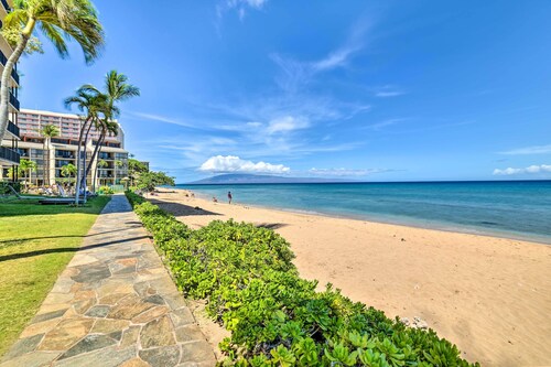 Cute Beachfront Condo w/ Lanai & Resort Pools