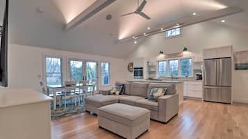 Cottage (2 Bedrooms) | Front of property