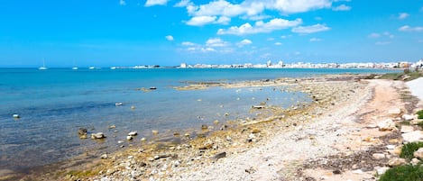 Una spiaggia nelle vicinanze