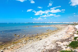 Pantai di sekitar