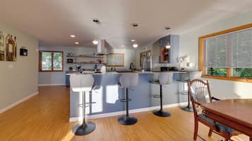 House (5 Bedrooms) | Interior