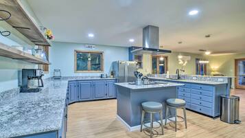 House (5 Bedrooms) | Interior