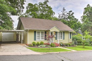 Cottage (2 Bedrooms) | Interior - 1/2 Mi to Hot Springs Nat'l Park: Cottage w/ Patio (Hot Springs)