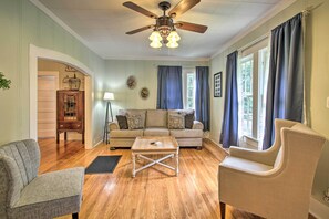 Interior - 1/2 Mi to Hot Springs Nat'l Park: Cottage w/ Patio (Hot Springs)