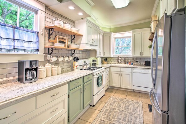 Interior - 1/2 Mi to Hot Springs Nat'l Park: Cottage w/ Patio (Hot Springs)