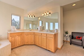 Interior - Spacious Evergreen Home w/ Picturesque Views (Evergreen)