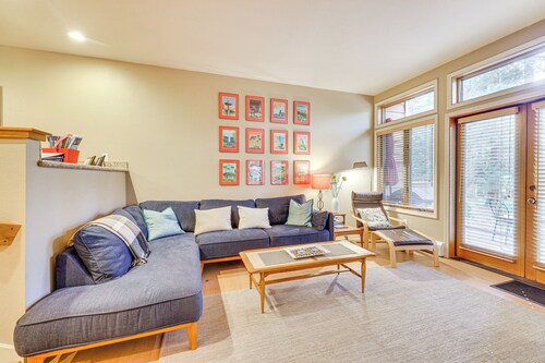 Lake Tahoe Corner Condo w/ Hot Tub, Beaches Nearby