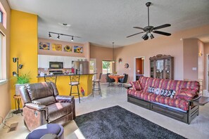 TV, books - Serenity in Duke City w/ Manzano Mtn View (Albuquerque)