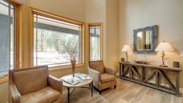 House (5 Bedrooms) | Interior