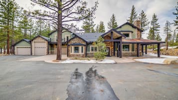 House (5 Bedrooms) | Interior