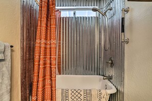 Shower - Indie-eclectic Desert Home w/ Hot Tub + Patio (Twentynine Palms)