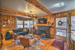 House (2 Bedrooms) | Interior - 1 Mi to Bear Mountain: Cabin in Big Bear Lake (Big Bear Lake)