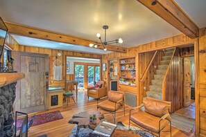 House (2 Bedrooms) | Interior - 1 Mi to Bear Mountain: Cabin in Big Bear Lake (Big Bear Lake)