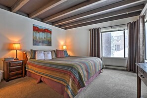 1 habitación, tabla de planchar con plancha y ropa de cama
