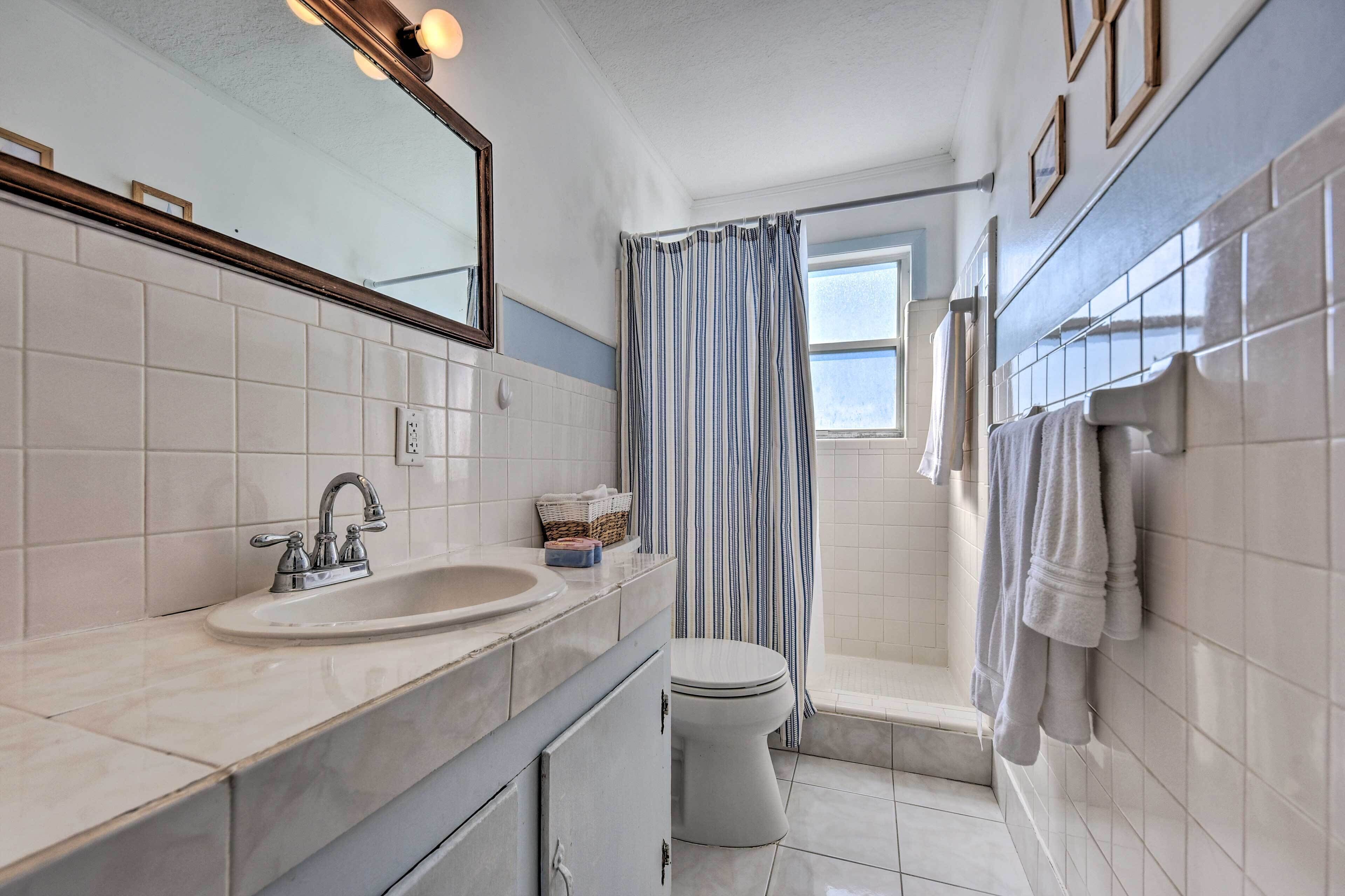 Ein Badezimmer mit Waschbecken, Toilette und Dusche.