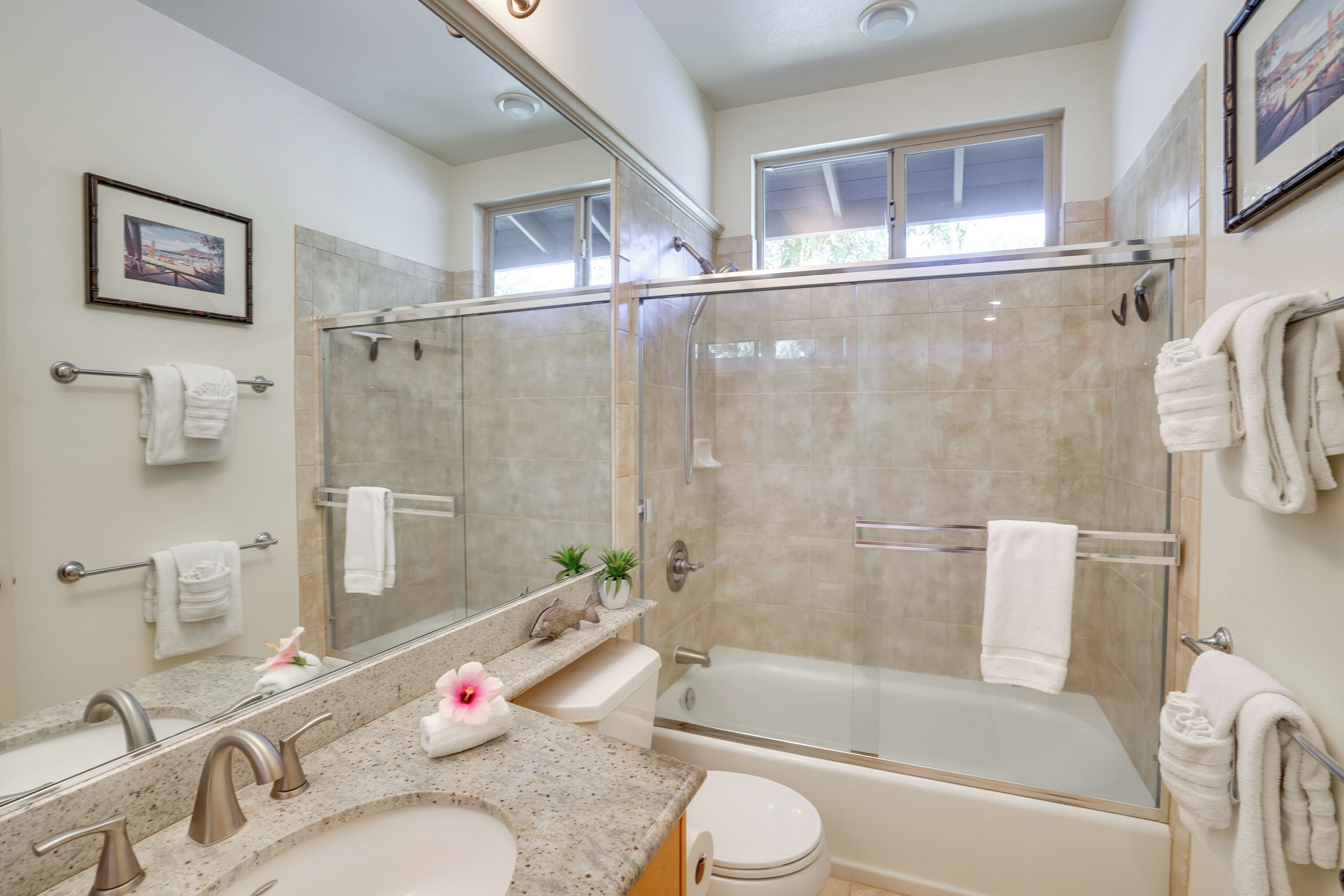 Un baño con ducha de vidrio, lavabo, inodoro y bañera.