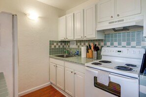 Apartment (1 Bedroom) | Interior - Walk to Napili Bay Beach! Mtn-view Lahaina Condo (Napili-Honokowai)